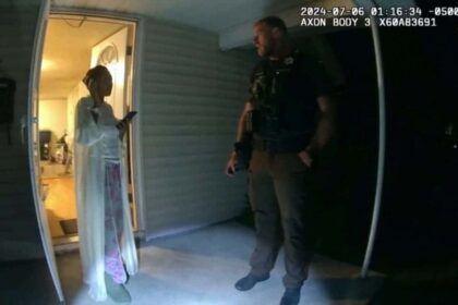 Police bodycam footage greeting Sonya Massey at her door