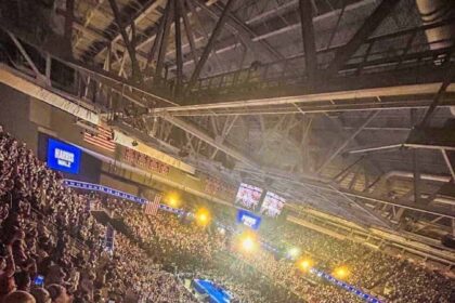 The crowd at the Pennsylvania rally for the Harris Walz campaign .