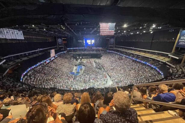 Harris walz rally crowd in arizona