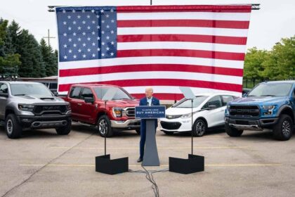 Is Trump giving a speech with the UAW here? No!