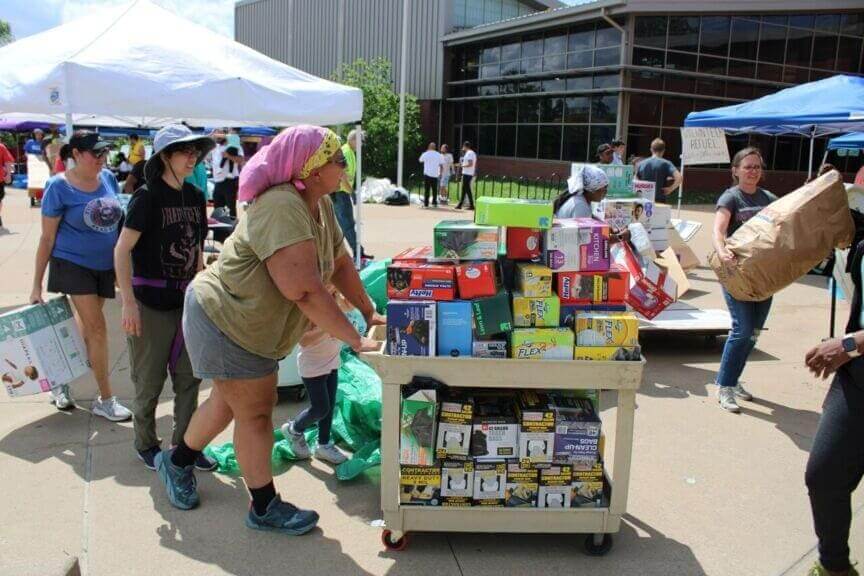 Volunteers help st. Louis hit with tornado