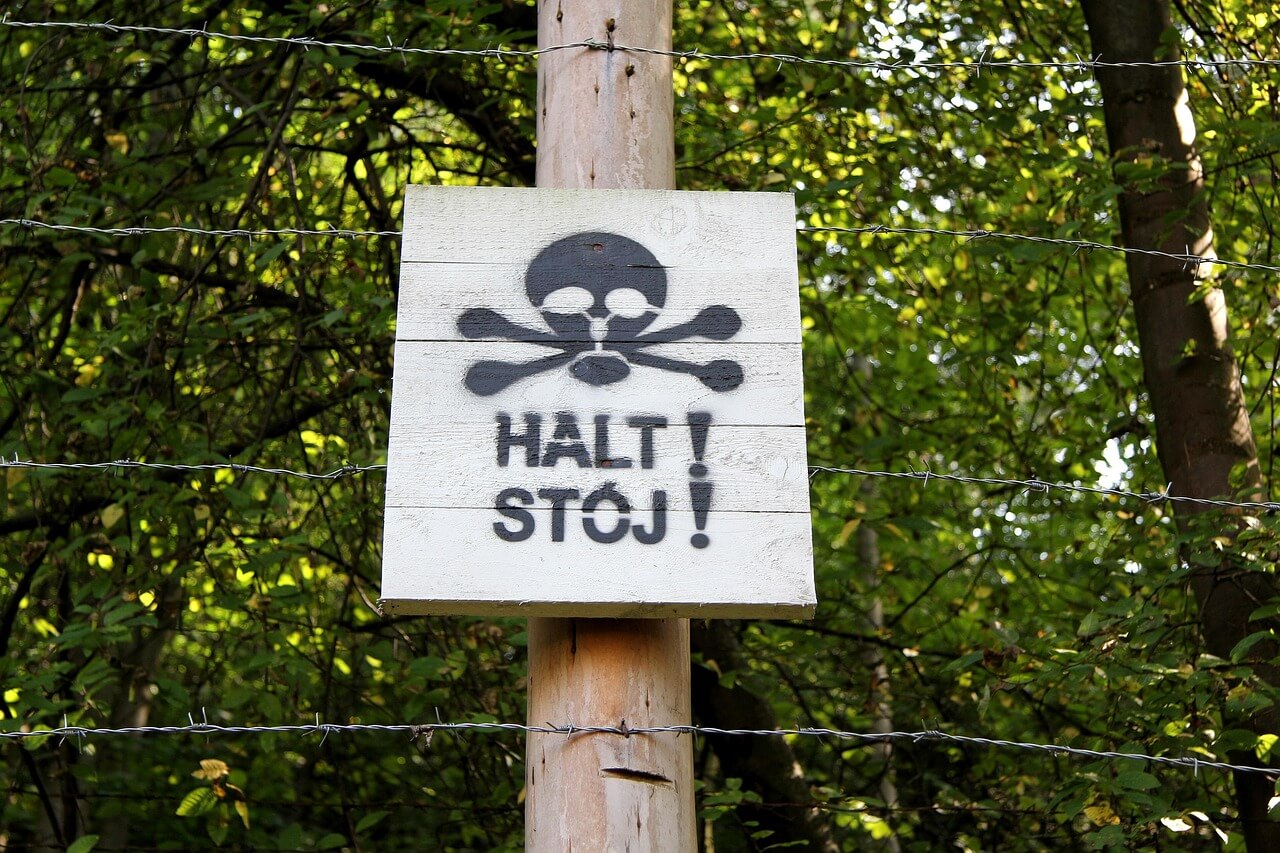 Skull and crossbones on wooden sign that says HALT! Used for blocked user