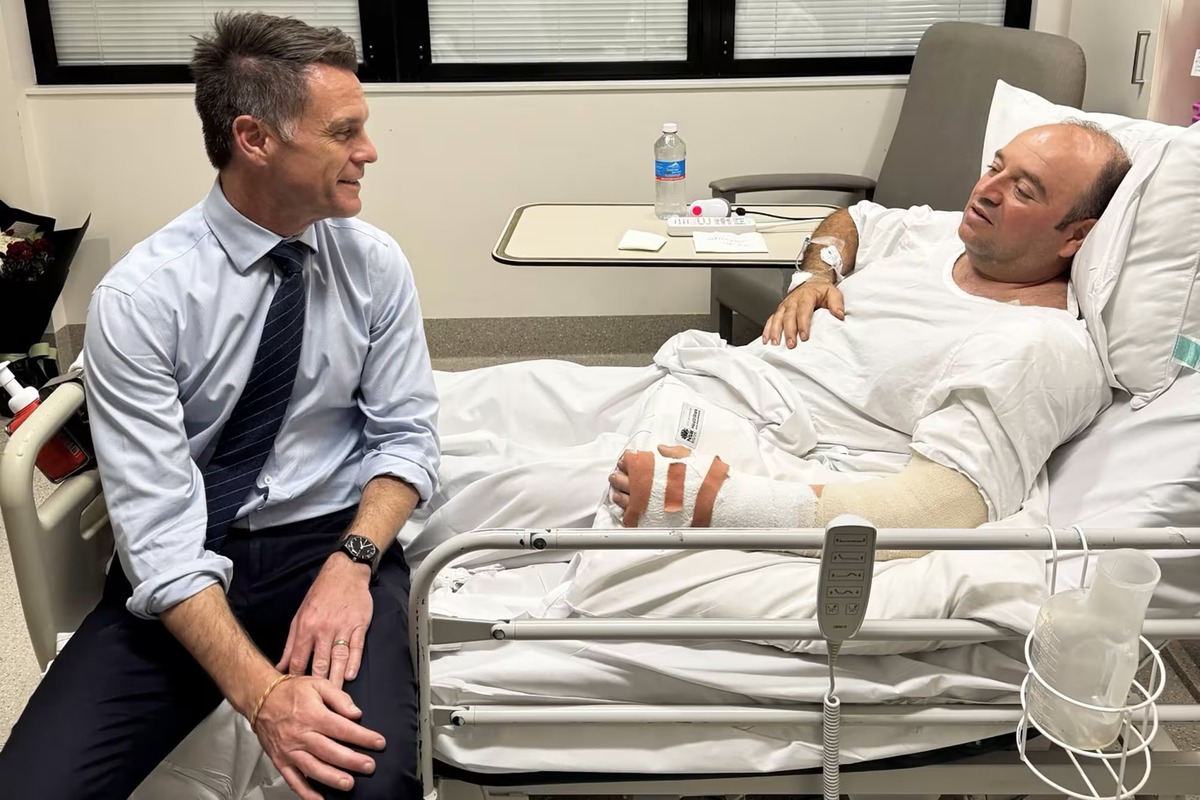 New south wales premier visits bondi beach shooting hero in hospital