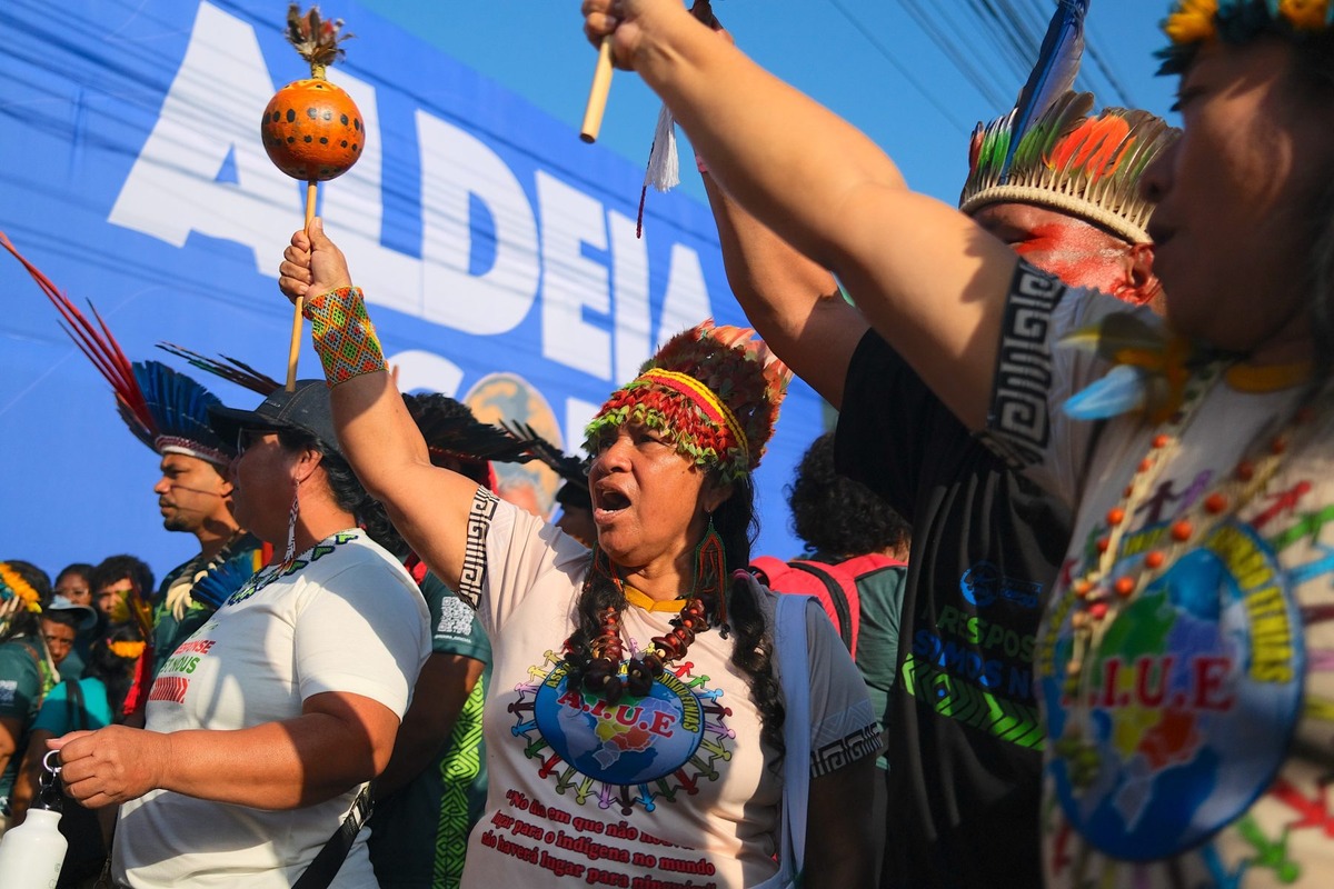 Members of the indigenous association uniting ethnic groups (aiue) protesting in belém, northern brazil, during cop30.