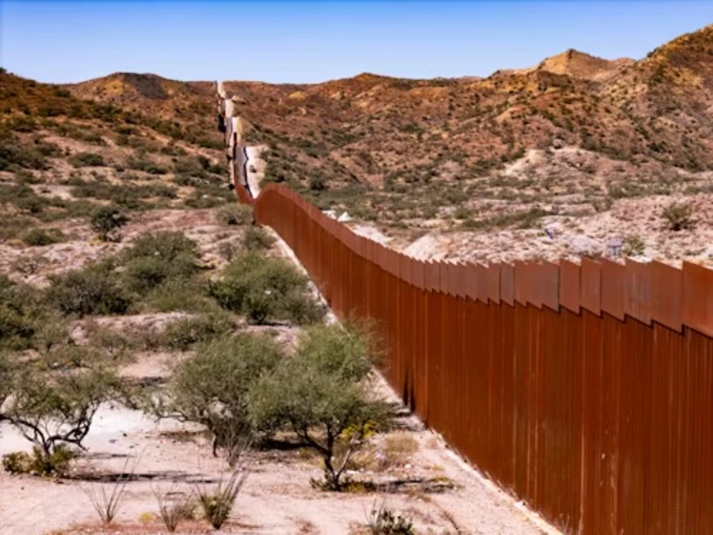 Photo of the wall along the border of texas and mexico