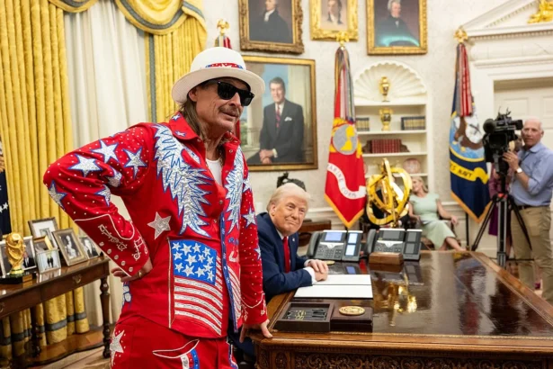Kid rock with trump in the oval office